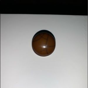 18mm brown crackled snap. Fits findings in closet